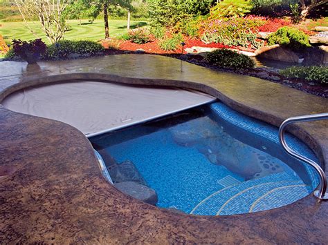 Cover pools - A swimming pool cover offers a wide range of advantages, from safety to energy savings. Here are just a few benefits you may want to consider: 1. Keeps debris from falling into the water. All pool covers provide a physical barrier to leaves and other debris. Mesh covers allow for rainwater to drip through the woven surface. 